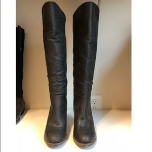 Black knew high boots w/ heel